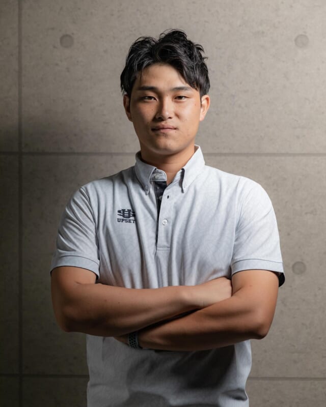 【VOLT Madrid トレーナー紹介】

すっかり秋のような毎日・・・じゃなくて日中は暑い日が続いていますね☀️

今日も昨日に続いてスタッフ紹介です！

トレーナーの大倉拓朗です🎉

・小学校の頃から野球をしており、高校は強豪校で硬式野球をしていた。卒業後はトレーナーの学校に入学。卒業後はトレーナーの仕事の傍、朝日医療専門学校に入学し、身体のことをより深く勉強する。

・国家資格を取得して、整体院に勤務し、今回VOLT Madridのトレーナーとしてトレーニング指導にあたる。

一言
体のこと、トレーニングのことはなんでも聞いてください！
楽しく効率的にトレーニングしたいあなた、是非一緒に汗を流しましょう〜！

#emsトレーニング #ems #emstraining #広島 #広島市 #広島トレーニング #広島トレーニングジム #広島ジム #広島ems #広島EMSトレーニング　#ダイエット　#ボディメイク　#ボルマド