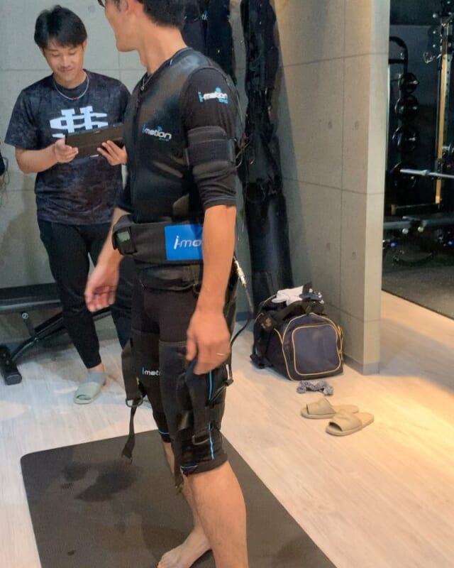 【EMSトレーニングって？】

もっとスタイリッシュな
もっとおしゃれな

投稿をしなさいと周りから言われている上野です🥺

僕のおしゃれセンスはどこかに行ってしまっているのですが、努力しますので温かい目で皆さん見てくださいね🙇‍♂️

EMSトレーニングと再三言っておりますが、そもそもEMSトレーニングってなに？という質問があったので答えていきます💨

EMSは「Electrical Muscle Stimulation」の頭文字を使用した言葉です。

微量の電気で筋肉を刺激して動かし、筋力トレーニングのような効果を期待できるものです。

当社が取り扱わせてもらってる機器はスペイン🇪🇸から取り寄せたもので、向こうでは病院やプロスポーツチームで、リハビリ、トレーニング、リラクゼーションにも使用されてる凄い機器なんです😲

え？電気？こわい！！罰ゲーム？
みたいなイメージだと思いますが、安全安心に使用できるように研修を受けておりますのでご安心ください🙇‍♂️

動画は体験で来られた方の動画はこちらになります。

各部位に張り巡らされた電気を上げ下げすることで、鍛えたい部位を狙ってトレーニングすることができます！

また電気を流しながらトレーニングすることで、有酸素運動をしながら(除脂肪)、筋肉を鍛えることができます！！

モニターの方は12回でマイナス4キロの減量に成功してます(食事は夜の炭水化物を控えるぐらい)

恐るべしEMSです💪

気になった方は体験がありますので、ぜひメッセージください✨

#emsトレーニング #ems #emstraining #広島 #広島市 #広島トレーニング #広島トレーニングジム #広島ジム #広島ems #広島EMSトレーニング　#ダイエット　#ボディメイク　#ボルマド