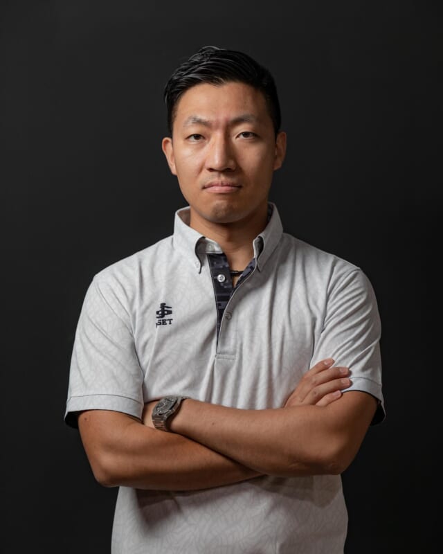 【VOLT Madrid トレーナー紹介】

日曜日も元気に営業をしているボルマドです💪

今日は体験の方が入っていらっしゃるので、一緒にトレーニングできるのがとても楽しみです🦍←ゴリラすみません（笑）

今日はトレーナーとしてだけじゃなく、マネージャーとしても活躍している元消防士の異色の経歴を持つ横山雄一トレーナーです🎉

・学生時代は陸上部で汗を流し、消防士として身体を鍛えた身体でしたが、デスクワークになり、みるみる太っていきました。
しかしパーソナルトレーニングを始めて、周囲も気づくほど身体が変わっていきました。
その経験を活かして、みなさんも変わる喜びを感じて欲しい！と意気込んでおります！！

一言
一人では続かないけど、仲間がいるから続けられる。それがパーソナルの強みです！それと合間ってEMSトレーニングというのは無限の可能性を秘めています。
お忙しいとは思いますが、みんなと会えることを楽しみにしております！

#emsトレーニング #ems #emstraining #広島 #広島市 #広島トレーニング #広島トレーニングジム #広島ジム #広島ems #広島EMSトレーニング　#ダイエット　#ボディメイク　#ボルマド